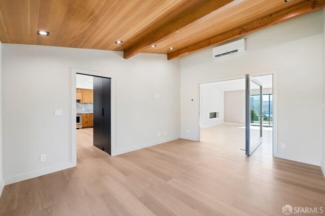 Building Photo - 1435 Lakeview Dr