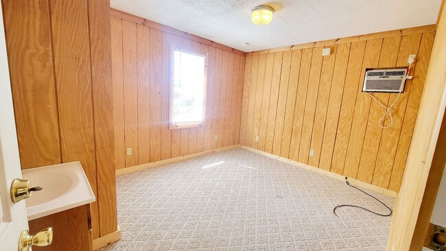 Building Photo - 3 Bedroom/ 1.5 Bathroom House -Near WVU Ma...