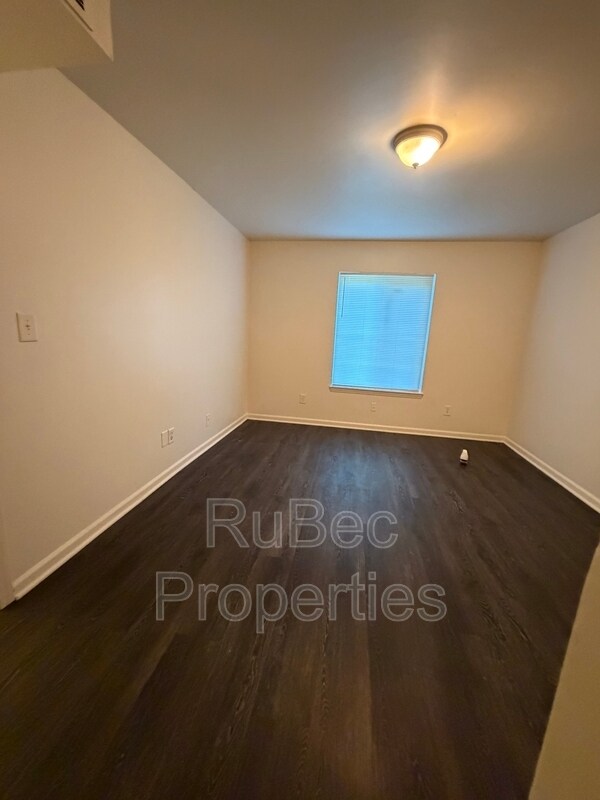 Building Photo - 702 Farmhurst Dr
