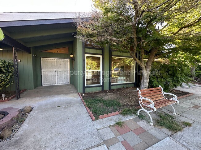 Building Photo - 9077 N Fowler Ave
