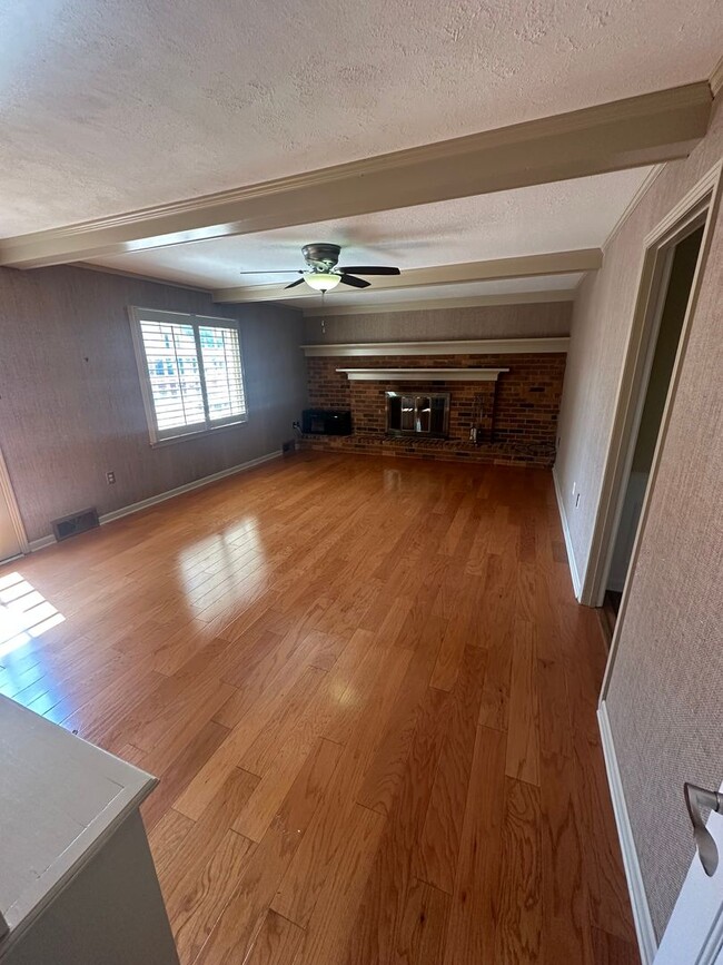Building Photo - 4BD/3.5BA Germantown Charmer!