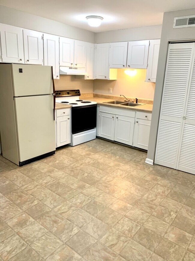 Building Photo - Inglewood 2 BR 1.5 Bath duplex available O...