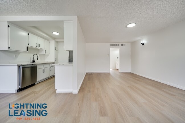 Building Photo - 14635 Magnolia-204C