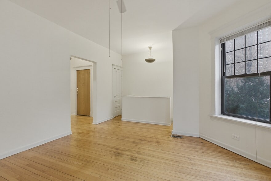 Building Photo - 5120 N Kenmore Ave