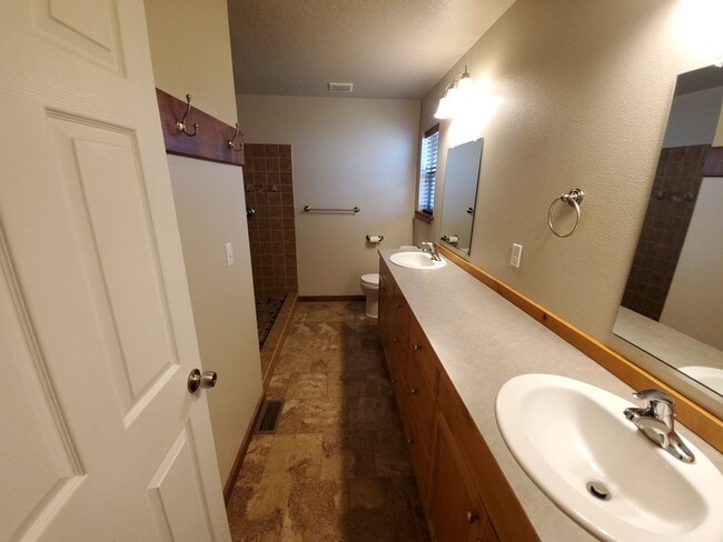 Building Photo - Great Family Home