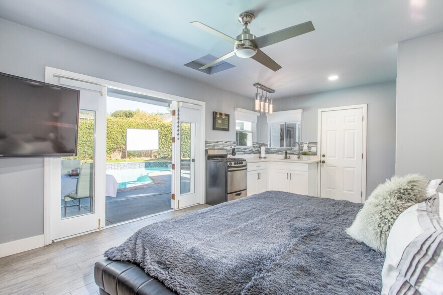 Guest House - 1207 Greenacre Ave