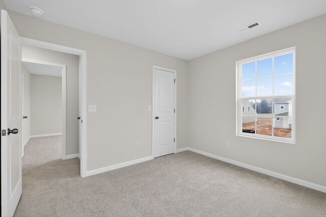 Building Photo - Spacious 5BR House in Statesville