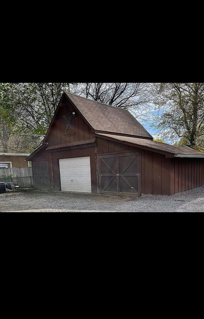 Building Photo - 553 Britton Rd