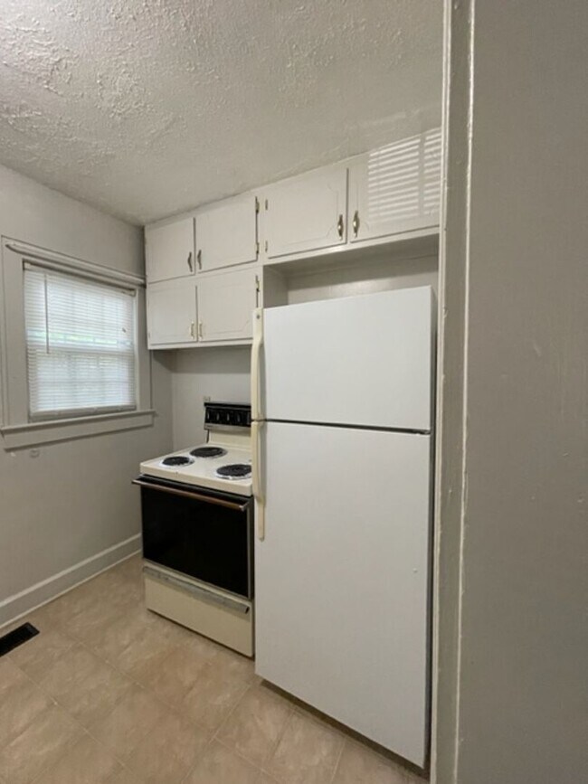 Building Photo - 2 bedroom, 1 bath home Short term or Long term lease options - Call Debra Johnson 865-591-8281