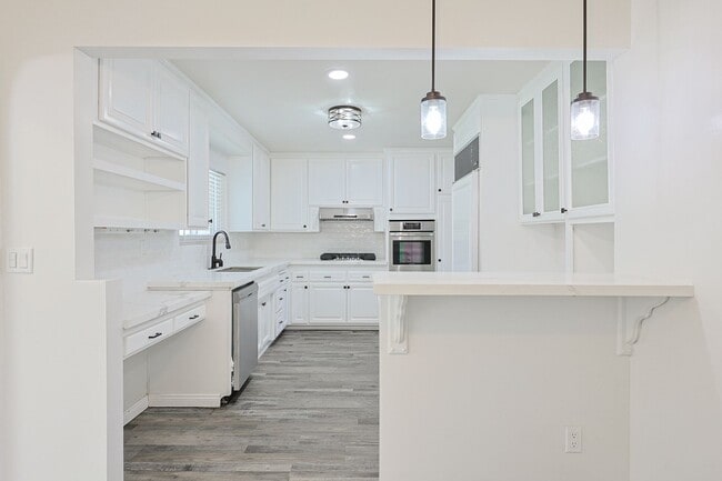 Building Photo - Spacious 5-Bedroom, 3-Bath Home – Convenie...