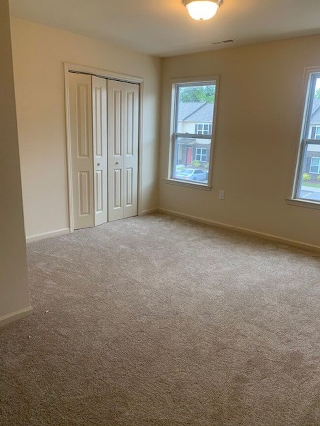 Building Photo - Townhome in Midway Park - Boyington Place!