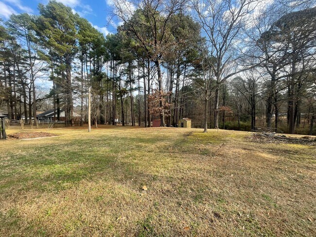 Building Photo - Country Feel In The City! A Must See!