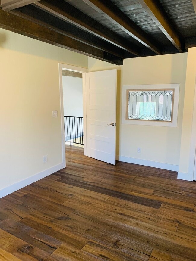 Building Photo - Stunning Luxury Home in Sunnyside