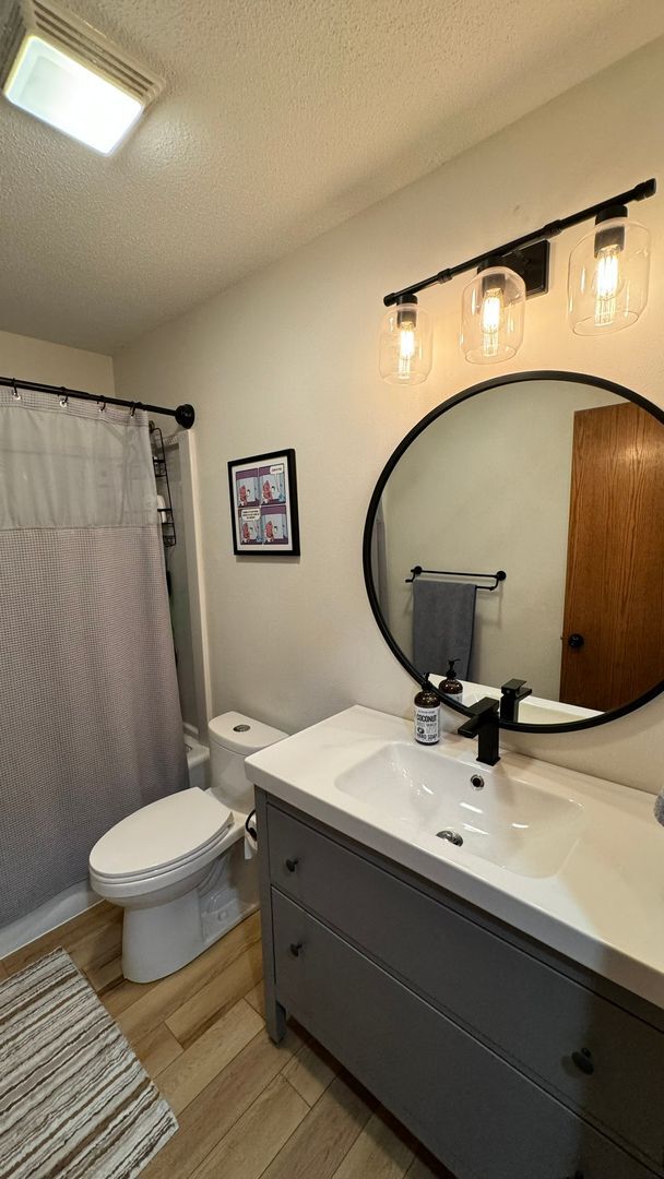 Building Photo - $1,800 | 3 Bedroom, 2 Bathroom Town Home |...