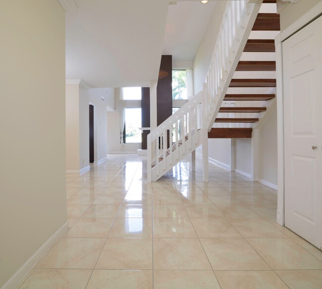 Building Photo - 6595 Parkview Dr