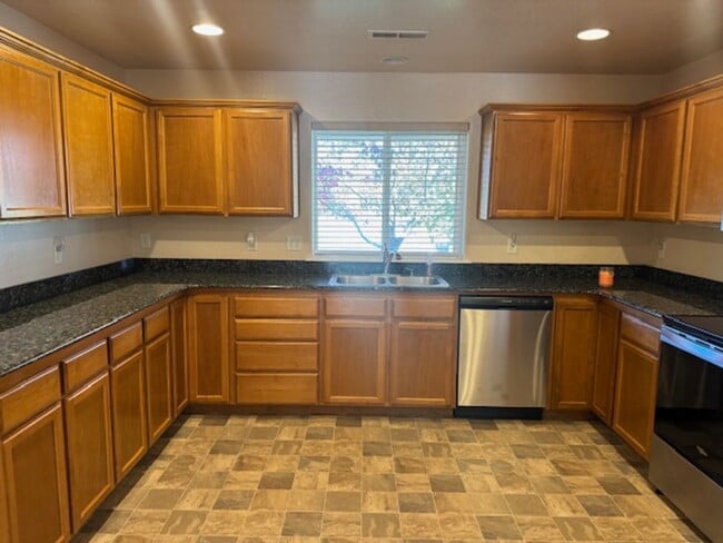 Building Photo - SINGLE LEVEL HOME IN CP/ ON QUIET CULDESAC