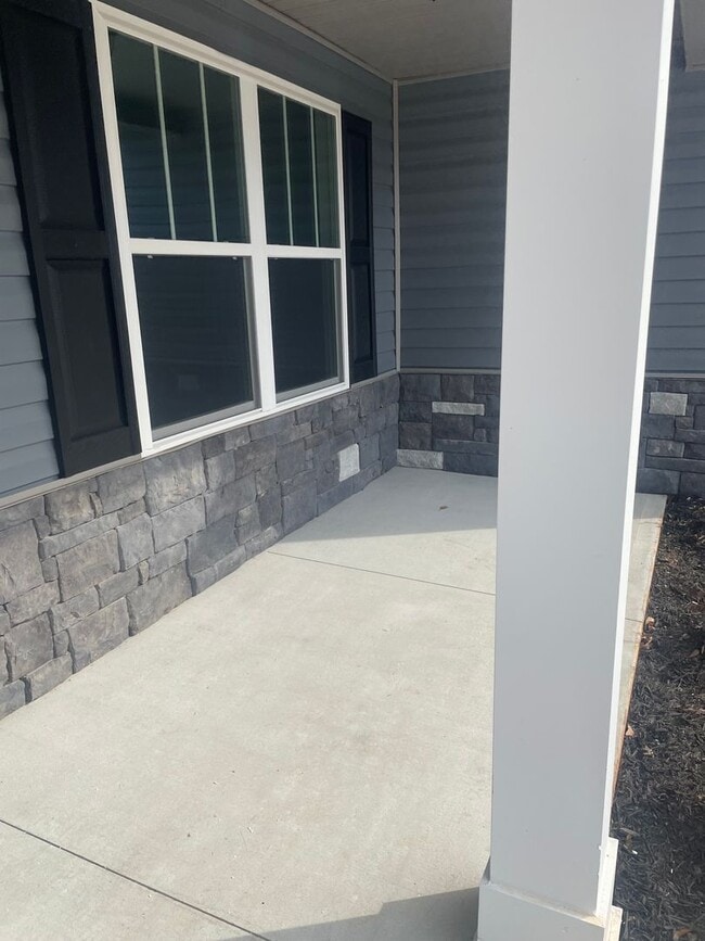 Building Photo - 2 Bedroom 2.5 bath Townhome in  Greenville