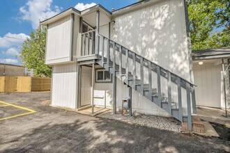 Building Photo - 905 W Abram St