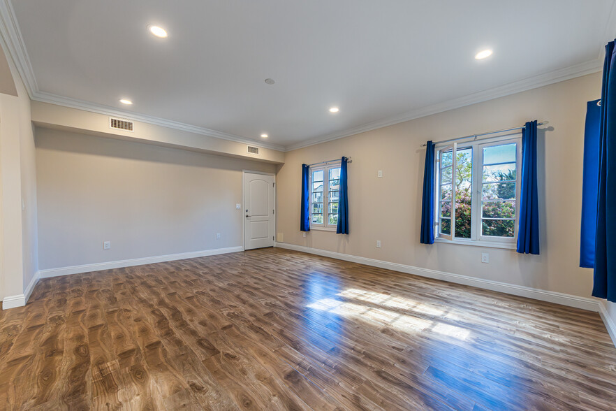Building Photo - 6261 W Olympic Blvd