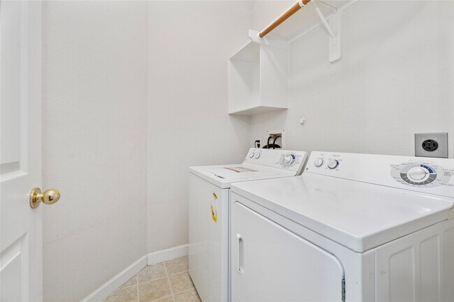 Building Photo - 407 Livingstone Ln