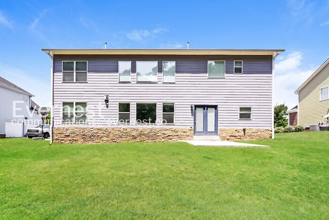 Building Photo - Limited Time Special Offer / 5 Bed, 3 Bath Home with Fenced Yard & Garage / Pet-Friendly / Vouche...