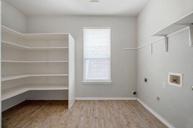 Building Photo - 4229 Kingsburg Dr