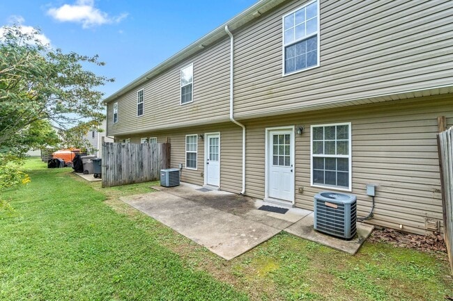 Building Photo - 2 Bedroom Apartments 1.5 Bathroom Townhome