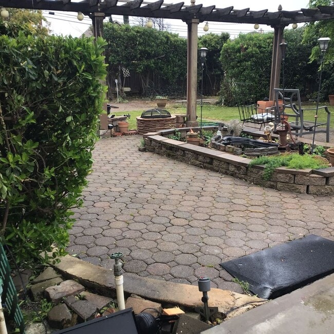 Building Photo - Move in special $500.00 off first month's ...