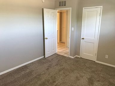 Building Photo - 2750 W Glenrosa Ave