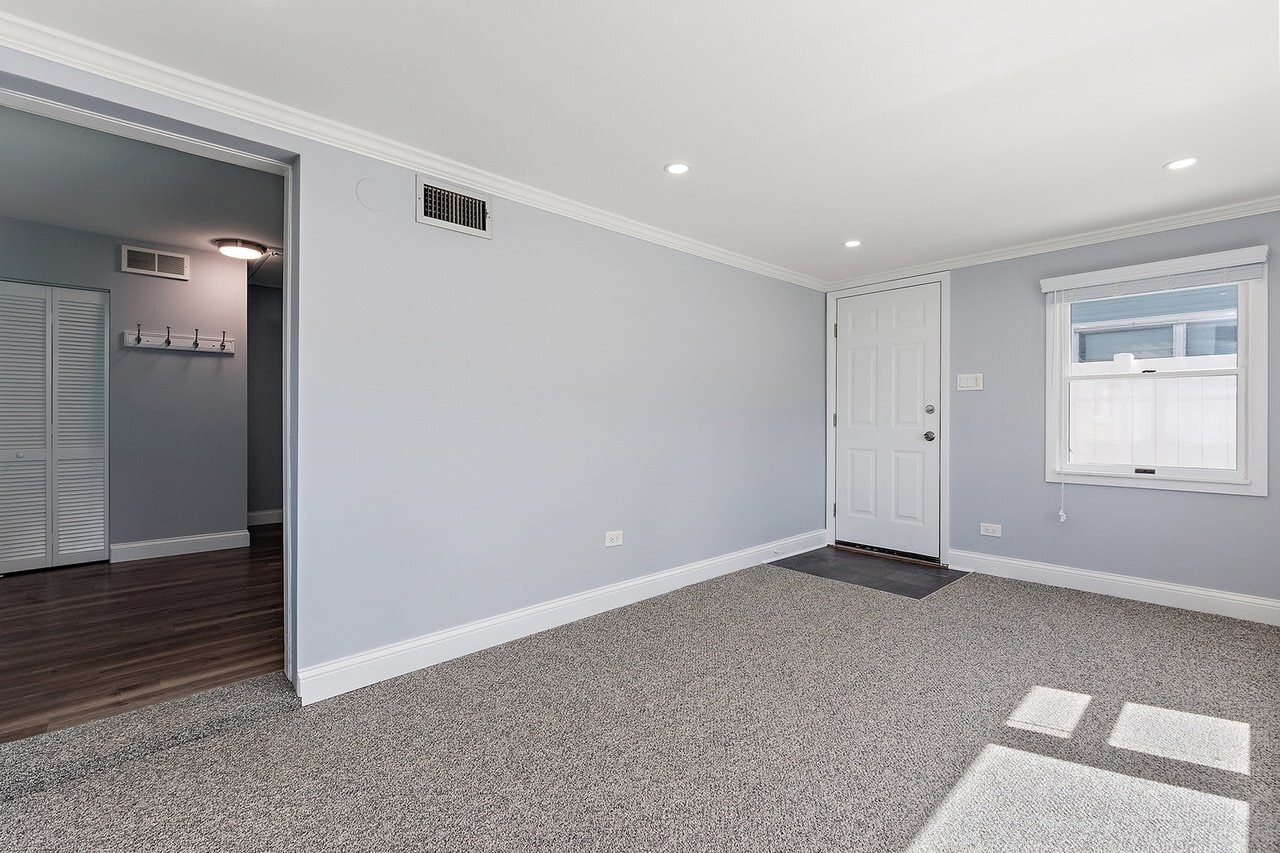 Building Photo - 9604 S Knox Ave