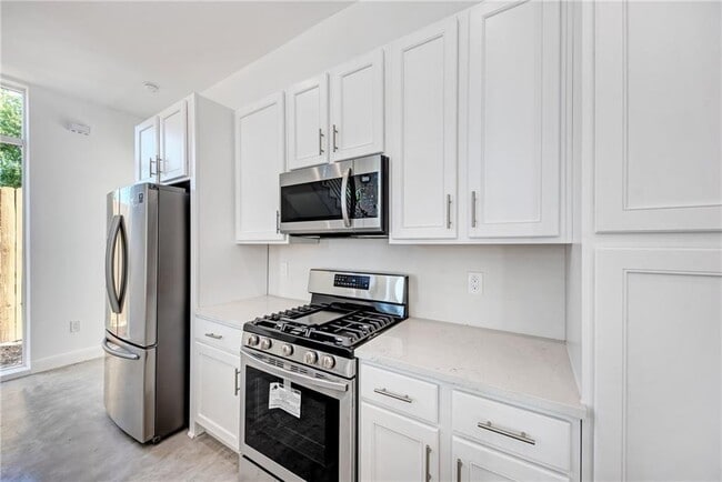 Building Photo - 6111 Begonia Cir