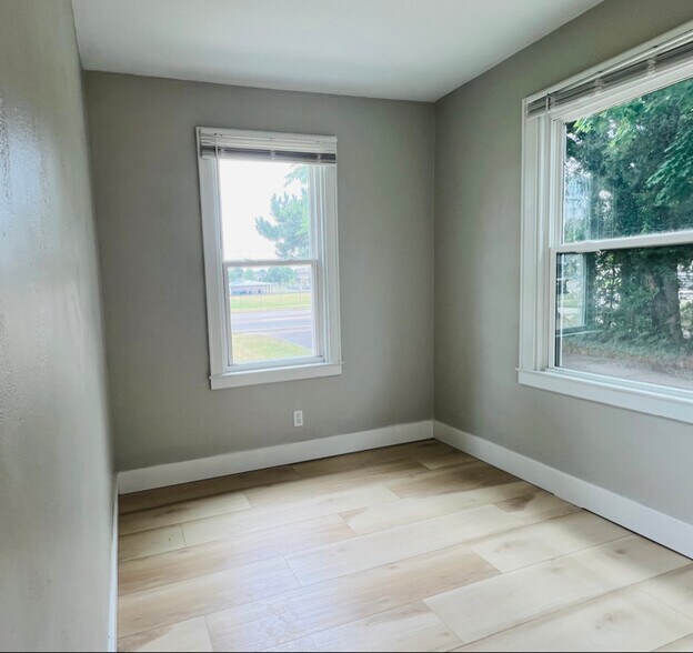 Building Photo - 2510 Lakeshore Dr