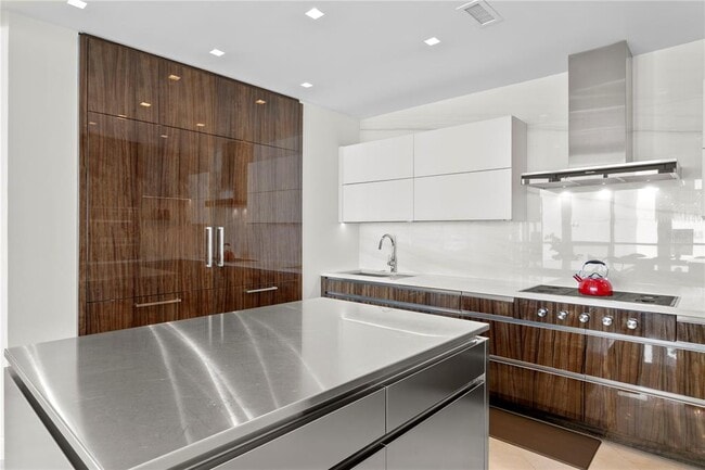 Building Photo - 450 Knights Run Ave