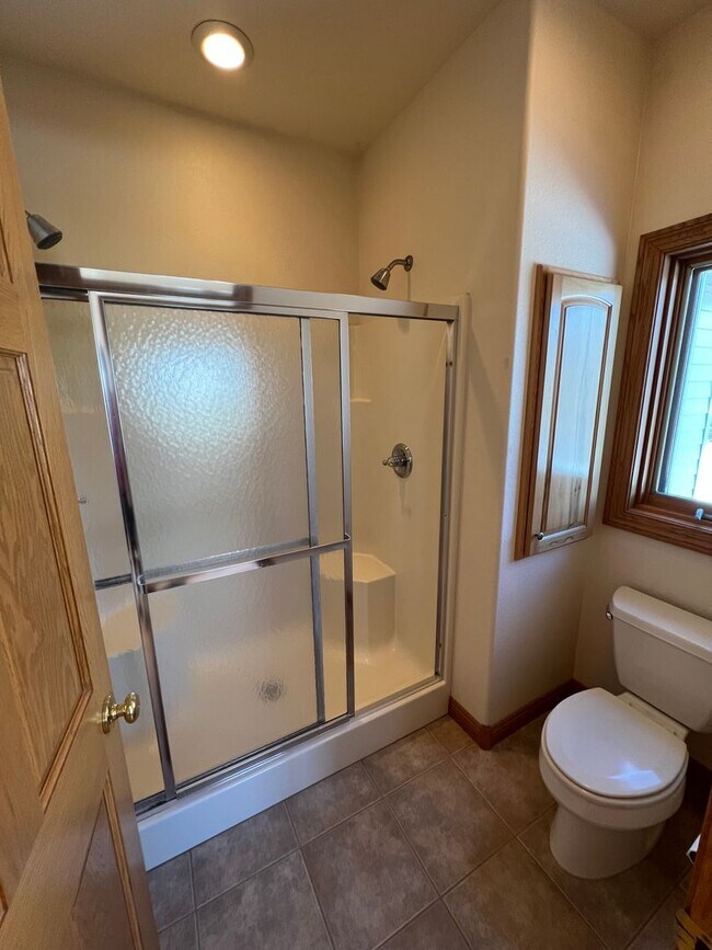 Building Photo - Beautiful Five-Bedroom, Three-Bathroom Home for Rent