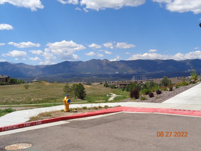 Building Photo - Mountain views!!