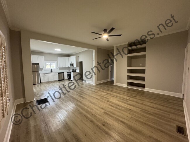 Building Photo - Renovated in city home!