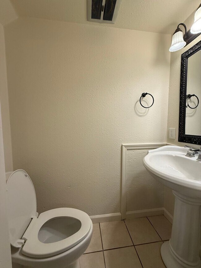 Building Photo - 2 bedroom 1.5 bath condo! Half off 2nd months rent Move in Special!