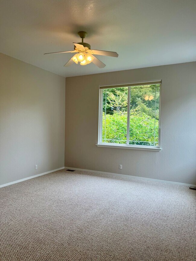 Building Photo - Spacious, Well-Appointed home in a Highly Desirable Location!