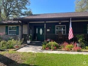 Building Photo - Desirable Bloomingdale Pool Home