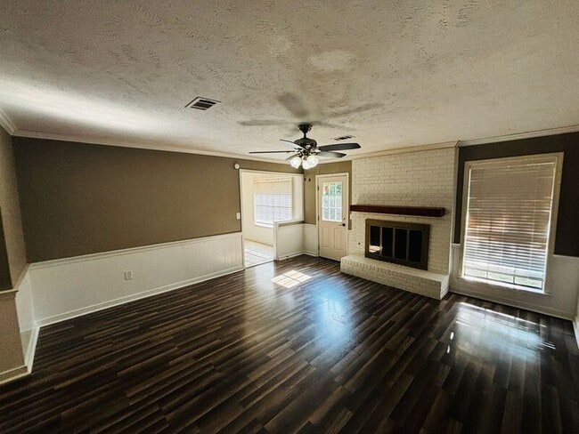 Building Photo - 709 Greenfield Dr