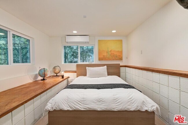Building Photo - 7586 Woodrow Wilson Dr