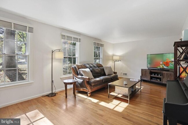 Building Photo - 2300 Cheshire Ln