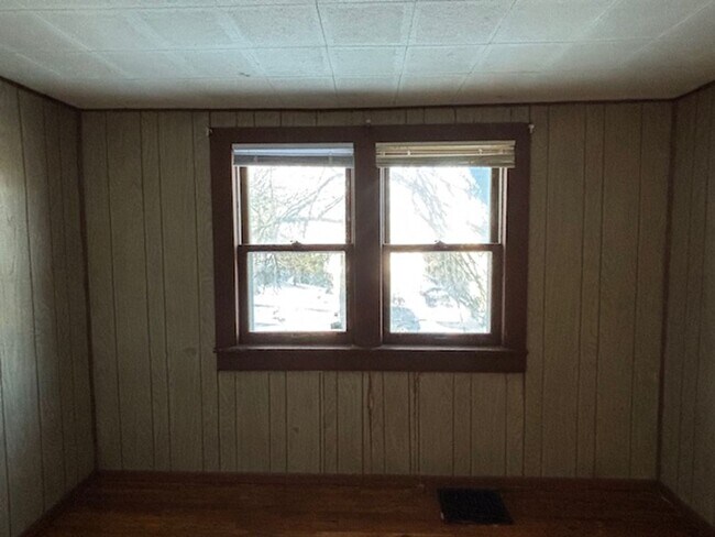 Building Photo - 3 BR/1 BA Single-Family Home in St. Paul!