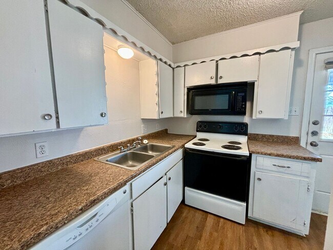 Building Photo - 800 Irwin Dr