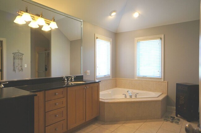 Building Photo - 8566 Huckins Dr
