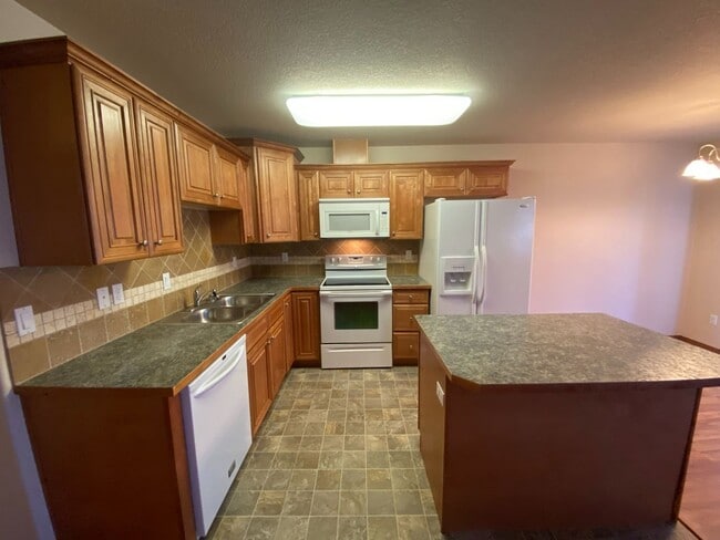 Building Photo - Centrally Located Townhouse w/ Single Car Garage!