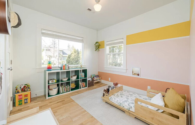 Front bedroom with lots of light - 3924 NE 75th Ave