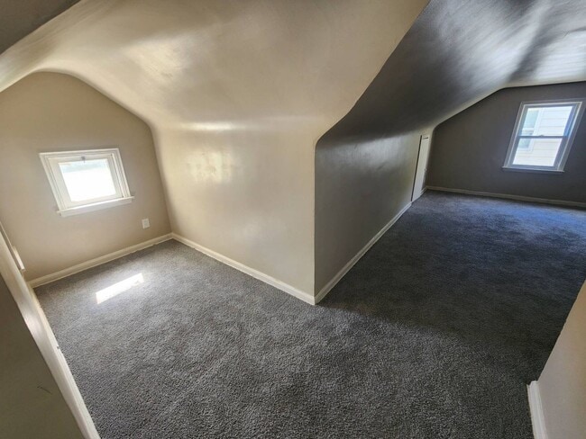 Building Photo - Charming 3-Bedroom Property in Prime Location