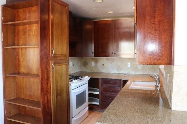 Building Photo - 2416 Cedar Dr