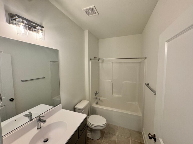 Building Photo - 13800 Village View Dr